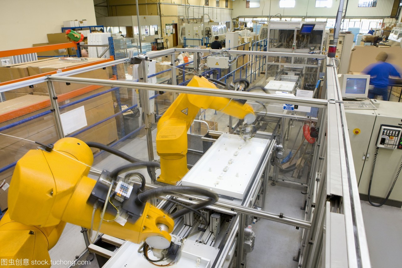 機械臂在工廠流水線上工作